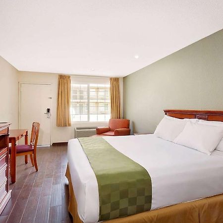 Travelodge By Wyndham เอลเซนโตร ภายนอก รูปภาพ