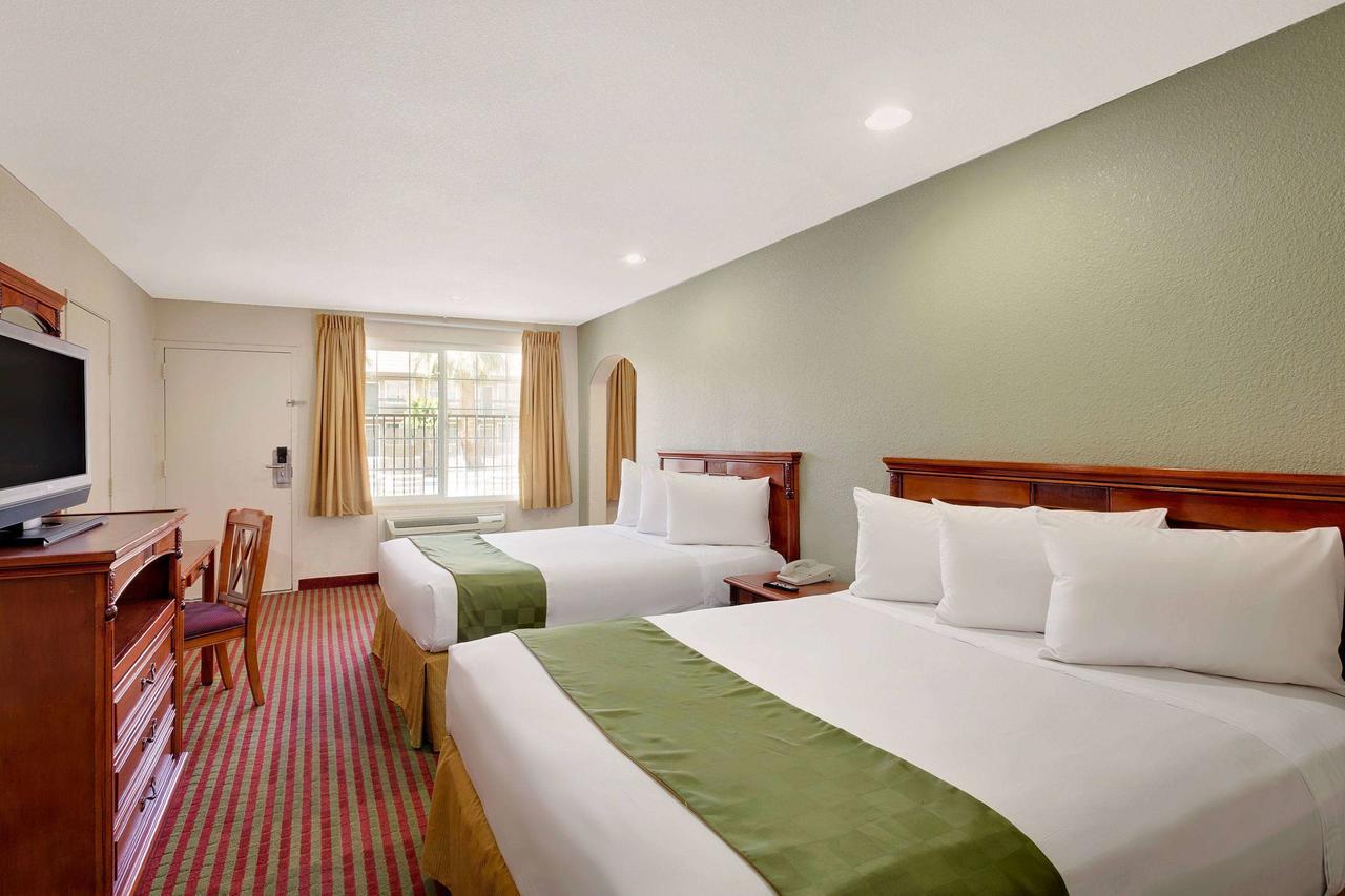 Travelodge By Wyndham เอลเซนโตร ภายนอก รูปภาพ