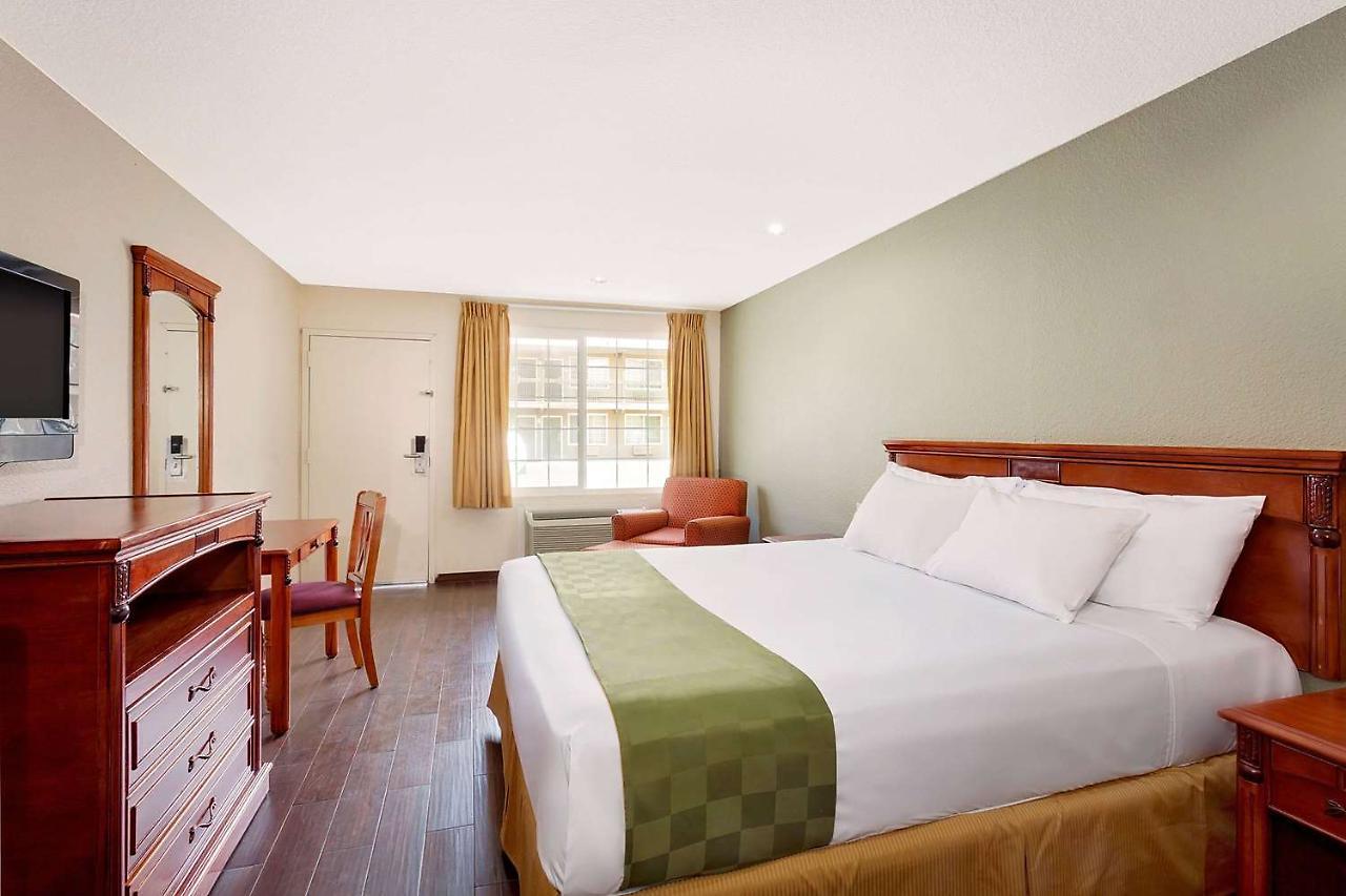 Travelodge By Wyndham เอลเซนโตร ภายนอก รูปภาพ